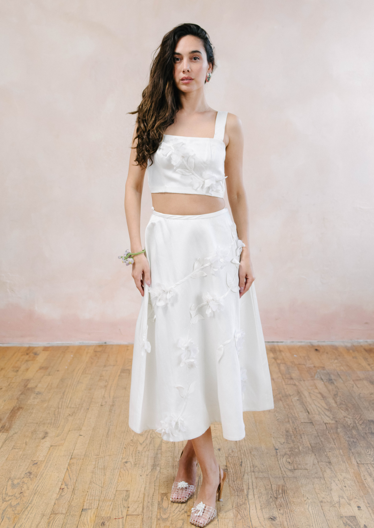 90s フラワー プリーツノースリーブトップス ホワイト hooked Blossom Crop Top – Noie Noei NYC